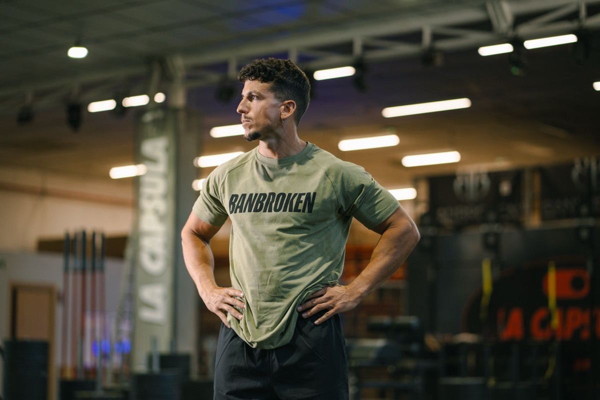 Hombre con conjunto de entrenamiento Banbroken en La Cápsula
