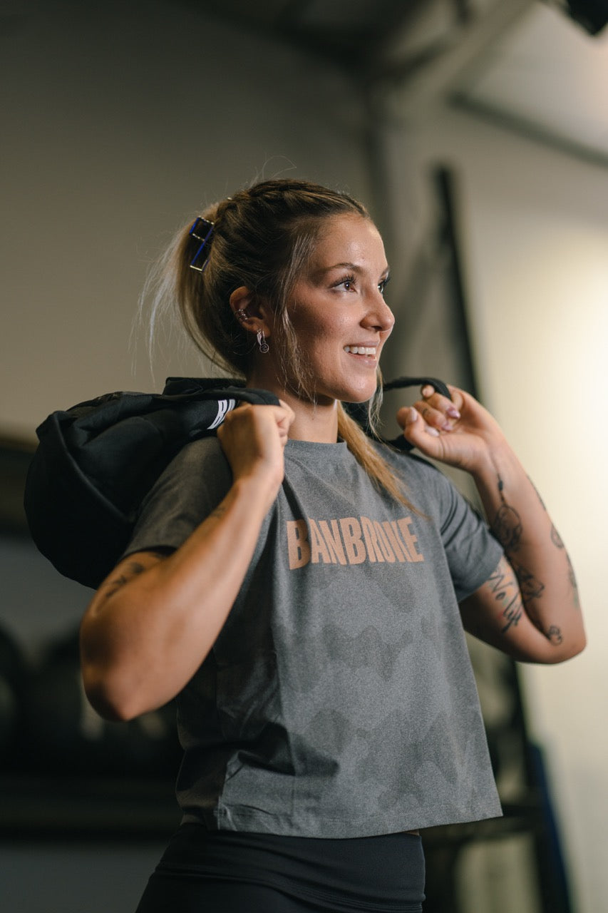 Atleta con camiseta Banbroken entrenando con saco en el box