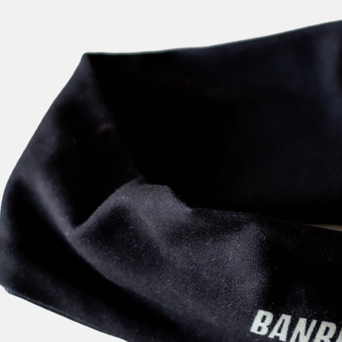 Detalle de la bandana técnica negra de Banbroken